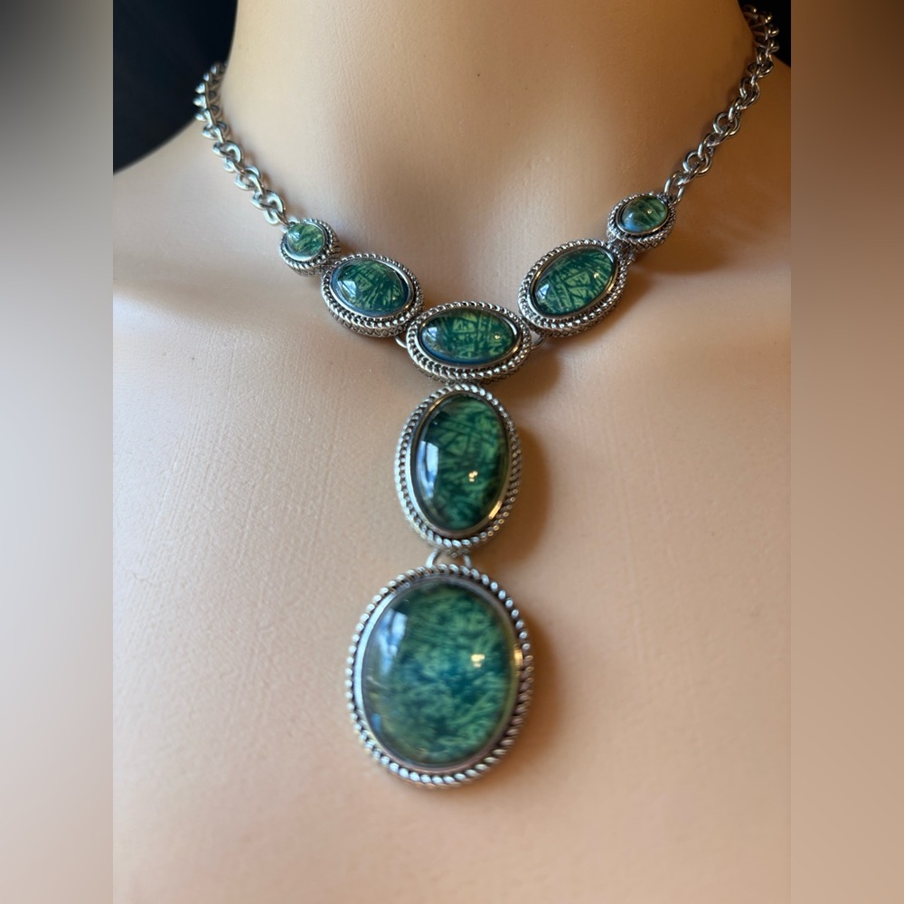 Beautiful Napier versatile Elegant Green and Blue designed Stone Silver Necklace